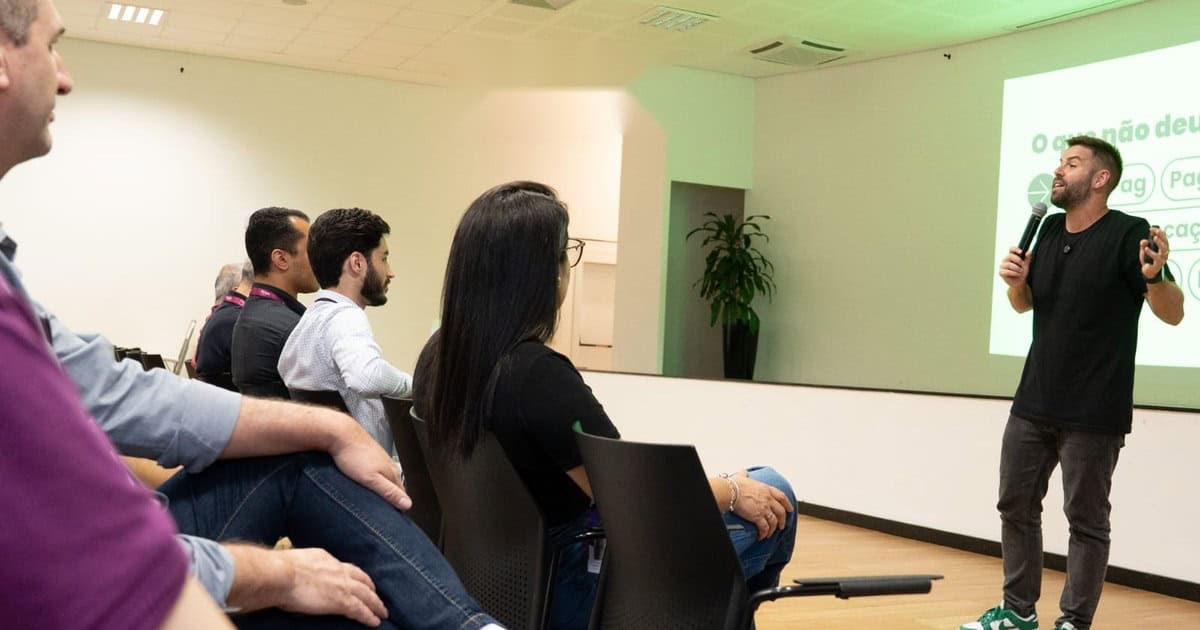 Kassio Seefeld palestrando sobre atendimento humanizado para empresários do transporte
