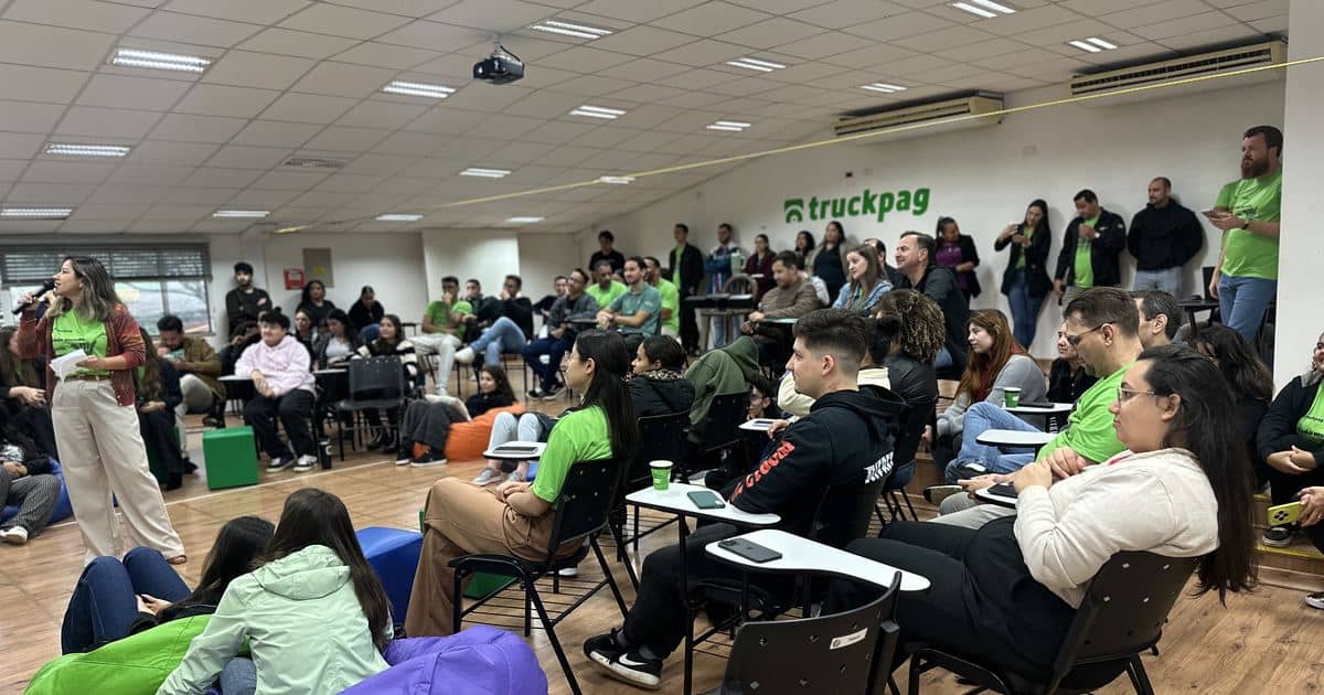 Time jovem da TruckPag reunido na reunião mensal da empresa