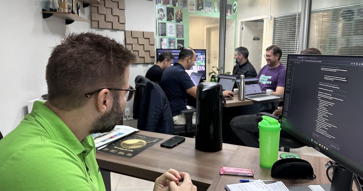 Kassio Seefeld conduzindo reunião com o time da TruckPag, retenção de talentos na prática