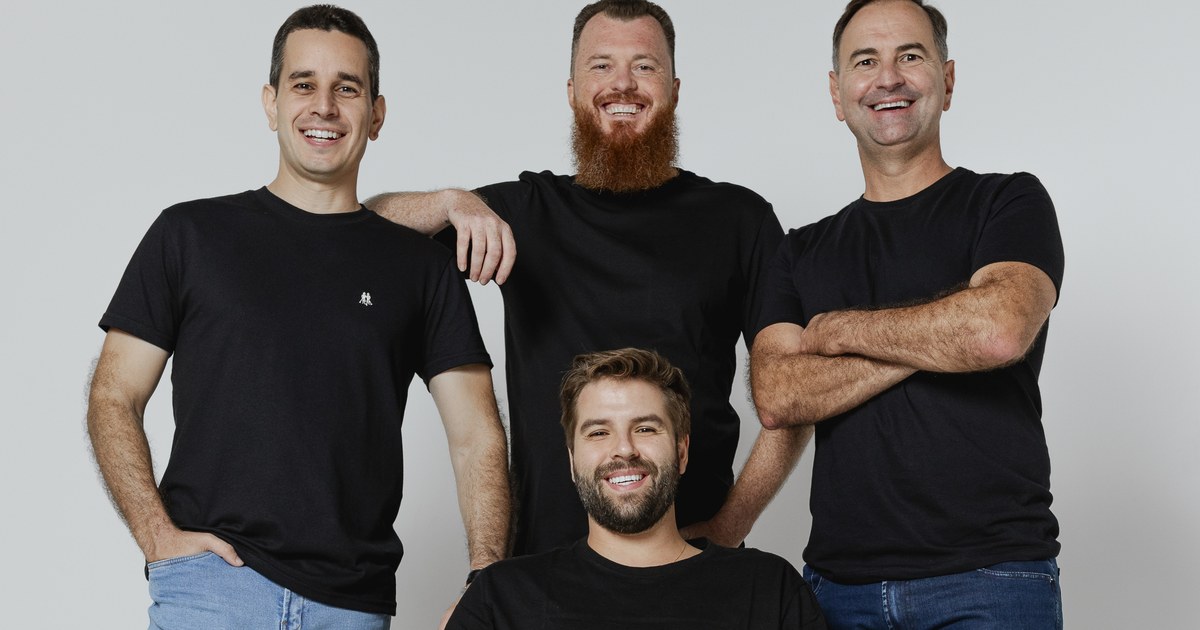Liderança da TruckPag em ensaio fotográfico, com quatro pessoas de camiseta preta